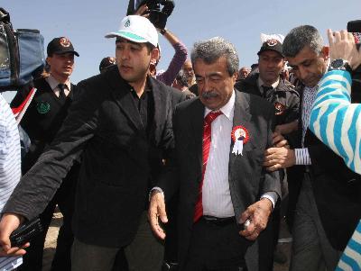 Yaklaşık altı ay önce CHP Genel Başkanı Deniz Baykal'ın temelini attığı ve tüm masraflarını ödemeyi taahhüt ettiği Türkiye'nin en büyük cemevi inşaatı yarım kalınca AK Parti devreye girdi.