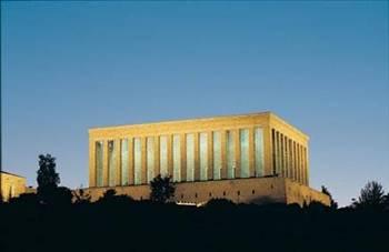 <p>ANKARA: İslam kaynaklarında Ankara’nın adı Enguru olarak geçer. Kimilerine göre Ankara sözü Farsça “Üzüm” anlamına gelen Engür’den, ya da Yunanca’da Koruk anlamına gelen”Aguirada’dan türemiştir. Bazılarına Hint-Avrupa dillerindeki “Eğmek” anlamına gelen Ank ya da Sankskritçe de; “Kıvrıntı”, anlamına gelen ankaba’dan veya Latince’den çengel anlamına gelen uncus’dan türediği ileri sürülmektedir. Frig dilinde Ank “engebeli, karışık arazi anlamına gelir.” Şehrin diğer isimleri; Ankyra, Ankura, Ankuria, Angur, Engürlü, Engürüye, Angare, Angera, Ancora, Ancora ve son olarak Ankara şeklini almıştır.</p>