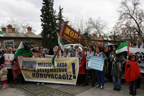 BURSA... Orhangazi Parkı'nda düzenlenen, 'siyonist saldırının yıldönümünde Gazze direnişini selamlıyoruz' isimli basın açıklamasına çok sayıda insan katılırken, İsrail'in 2008'de Gazze'yi abluka altına alarak saldırıda bulunması hatırlatıldı.