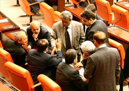 Muhalefetin karşı çıkarak görüşmelerini engellediği ve üzerindeki müzakerelere 12 Mayısta başlanan Suriye sınırındaki mayınların temizlenmesini öngören yasa tasarısı, TBMM Genel Kurulunda kabul edilerek yasalaştı.