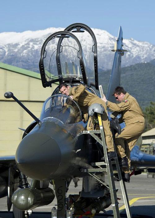 Fransa ve İngiltere'nin ilk hava saldırısı sonrası diğer &uuml;lke savaş u&ccedil;akları da Libya'yı bombalıyor.