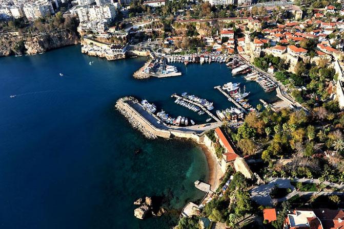 ANTALYA: Başbakan Erdoğan'ı bile isyan ettiren bir sonuçla belediye başkanlığının kaybedildiği, referandumda da 'hayır'dan yana tercih kullanan Antalya'ya, partinin merkez sağa en yakın isimlerinden Savunma Bakanı Vecdi Gönül aday gösterildi.