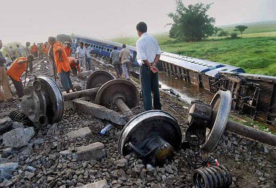 2005 - 29 Ekim - Hindistan: Güneydeki Andra Pradeş eyaletinin başkenti Haydarabad'a 70 km mesafede bir trenin raydan çıkması sonucu 110 kişi hayatını kaybetti.