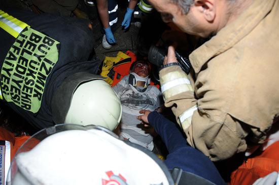 İzmir'in Konak İlçesinde meydana gelen korkunç trafik kazasında belediye otobüsünün altında kalan ve duvara çarparak ezilen otomobilin içinde sıkışan 4 yolcu hayatını kaybetti.