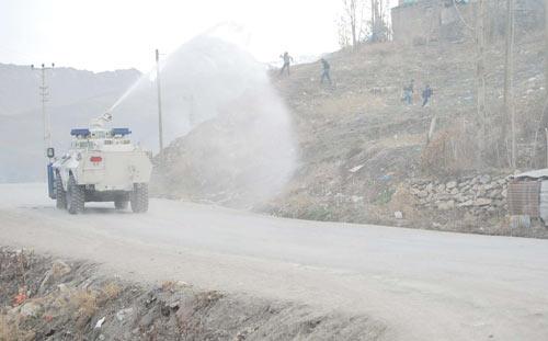 Hakkari'de, terör örgütü PKK'nın sözde kuruluş yıldönümü olan 27 Kasım'ı kutlama bahanesiyle eylem yapan bir grup terör örgütü yandaşına polis müdahale etti. PKK yandaşları biber gazı ve tazyikli suya, taşlarla karşılık verdi.