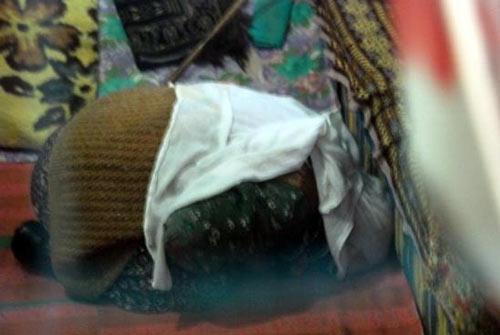 Isparta'da yaşlı çift evlerinde ölü bulundu. Meryem Yavuz isimli yaşlı kadın evde saccadede namaz kılar vaziyette, yaşlı adam ise kanepe üzerinde oturur halde torunları tarafından ölü bulundu.