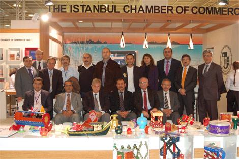 İstanbul Ticaret Odası'nın standını ziyaret eden yayıncılar, yazarlar ve gazeteciler.