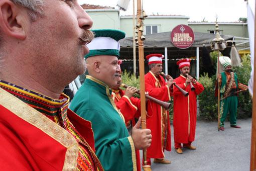 Eğer önyargılarınız ya da zevk uyuşmazlığı nedeniyle Mehter Müziğinin dinamizm gücünü fark edemiyorsanız, çözüm basit. O müziği hayranlıkla dinleyen yabancı ülke vatandaşlarını gözlemleyin. Onların müzikten nasıl etkilendiği ve dönmeden önce mehter müziği albümleri alma girişimlerine tanık olun