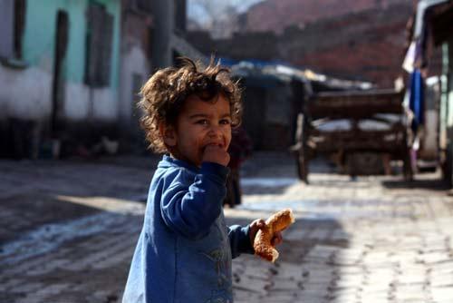 Taşlı sokaklar, yaşamın en i&ccedil;li manzarası yollar. Neyin sevincini yaşar ki bu &ccedil;ocuklar. G&ouml;zlerindeki ışıltı yetiyordur belkide ona. Bug&uuml;n bayram olduğundan kendisinin bayramı olduğundan habersiz kendince eğlenen '&ouml;teki' &ccedil;ocuklar.