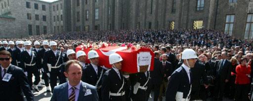 Helikopter kazası sonucu hayatını kaybeden BPP lideri Muhsin Yazıcıoğlu'nu milyonlar uğurladı. Devletin tam kadro olduğu törende izdiham vardı.