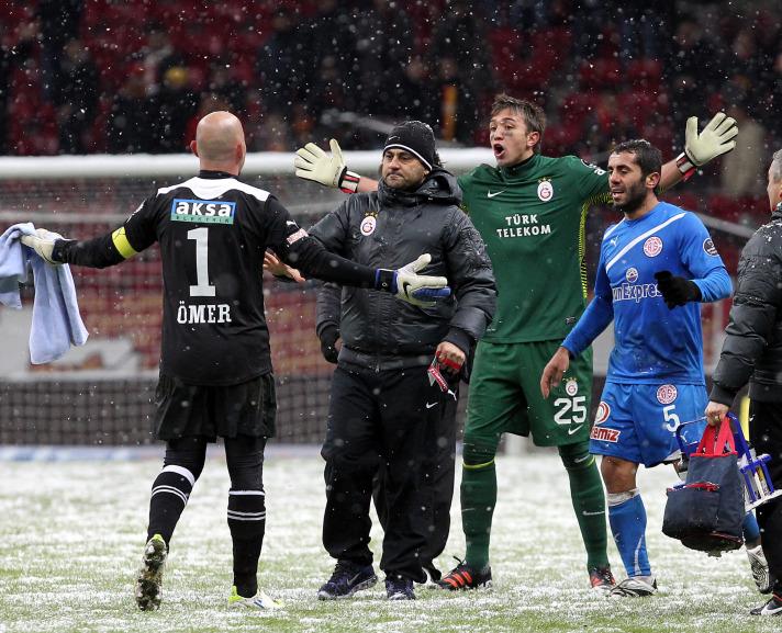 Bu arada, Ömer Çatkıç'ın kafasına tribünlerden atılan bir kar topu isabet etti.