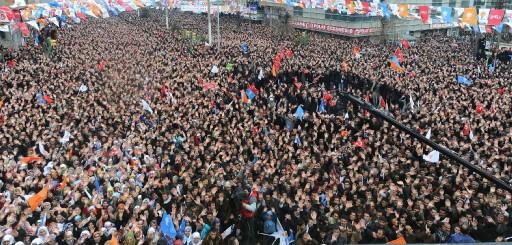 Başbakan Recep Tayyip Erdoğan yerel seçim gezilerinde bugünkü durağı Van'dı. Yoğun kalabalığın gözlemlendiği mitingde Erdoğan, Baykal'a miting dersi verdi