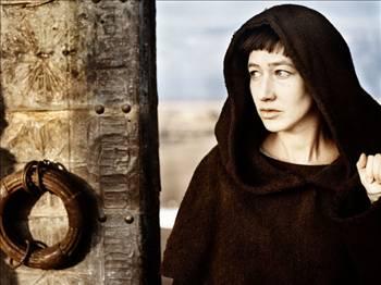 Papalar tarihi son derece enteresan olaylarla doludur. Siyasetle uğraşan, iktidar için oluk oluk kan döken ve Haçlı Seferleri'ni başlatan Papalar'ın yanısıra, Katolik doktrini uyarınca kadınlarla ilişkiye girmeleri yasak olmasına rağmen aşklarıyla ve gayrımeşru çocuklarıyla tarihe geçmiş Papalar da vardır. Ama en ilginci Vatikan'ın yüzkarası olarak görülen ve varlığı tarihten silinmeye çalışılan 'kadın papa' Joan'dır.