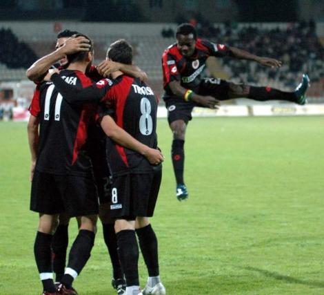 Sivasspor, evinde öldü öldü dirildi. İlk yarıyı yenik kapayan ev sahibi maç sonunda 3 puanı hanesine yazdırmayı bildi. Gençlerbirliği ise yenilmesine rağmen büyük sevinç yaşadı.