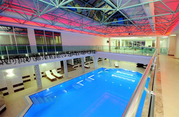 Dünyada ilk kez uygulanan bir model ile yurt klasmanında çıtayı yükselterek 5 yıldızlı otel konforunda hizmet veren Kampüsaray, öğrencilere özel banyo, tuvalet, buzdolabı,televizyon ve telefonu olan farklı oda seçenekleri sunarken, yüzme havuzu, sauna, bilardo ve spor salonu gibi yurtlarda alışık olmadığımız çeşitli aktivitelerden de ücretsiz olarak yararlanma imkanı sağlıyor. Adan Zye bir öğrencinin ihtiyacı olan her şeyin sağlandığı bu lüks yurtta özürlü öğrenciler içinde çift asansör ve özel banyolar gibi detaylar da yer alıyor.