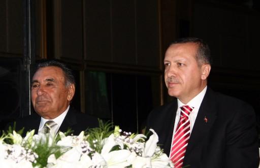 Başbakan Erdoğan ile Doğan, nikah masasında yan yana oturdu.