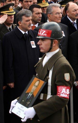 Ağrı'da çıkan çatışmada şehit olan Jandarma Binbaşı Süleyman Can, son yolculuğuna uğurlandı