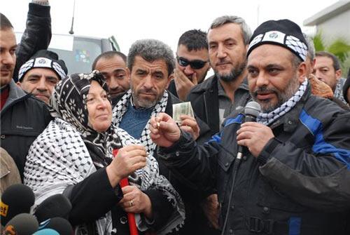 Adanalılar Gazzeye giden Filistin konvoyuna büyük bir ilgi gösterdiler. Birçok vatandaş, Filistin halkına ulaştırılmak üzere altın ve para bağışında bulundu. Kadınlar parmaklarındaki yüzükleri ve bileziklerini çıkararak bağışlarken çocuklar da harçlıklarını teslim etti.