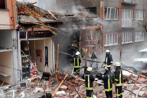 skişehir'de parfümeri dükkanında patlama meydan geldi. Ana cadde üzerindeki dükkan yerle bir oluken olay yeri savaş alanına döndü