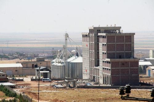 <b>"2 YILDA 8 OTELİN TEMELİ ATILDI"</b><br><br>
Son bir yıl içerisinde resmi olarak 60, sözlü olarak 80 yatırımcının Mardin OSB'den arsa talebinde bulunduğunu vurgulayan Vali Duruer, şöyle devam etti: "Bu yıl toplam 94 fabrikanın bölgede faaliyete geçmesini bekliyoruz. Organize Sanayi Bölgesi'nde bulunan tesislerde 3 bin civarında istihdam sağlanmaktadır. Diğer tesislerin de faaliyete geçmesi ile birlikte çalışan işçi sayısı 4 bin - 4 bin 500'ü geçecek. Mardin'de işsizlik oranı düşecek. Sanayi ile birlikte turizm yatırımlarında da önemli gelişmeler yaşanıyor. Mardin'de son iki yılda 8 adet otel inşaatının temeli atıldı. Mardin'de sadece turizmde iki yıl içinde 119 milyon 450 bin TL yatırım yapıldı. Bu otellerde yaklaşık bin kişi istihdam edilecek."