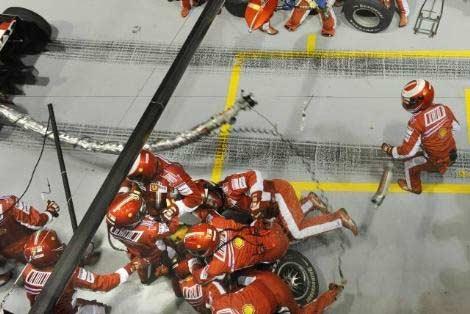 Formula 1'in 15. yarışı olan Singapur Grand Prix'sinde, Yarışı birinci sırada götüren Ferrari pilotu Felipe Massa pistlerde ender rastlanan bir hata yaptı.