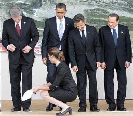 G-8 toplantısı, liderlerin aile fotoğrafı çektirmelerinin ardından İtalya Başbakanı Berlusconi'nin düzenlediği bir basın toplantısıyla sona erdi. Zirveye liderlerin çapkın bakışları damga vurdu.
