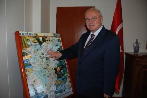 DENIZLI VALISI YAVUZ ERKMEN, DENIZLI'YE GELEN 2 MILYON TURISTIN 1,5 MILYONUNUN YALNIZCA PAMUKKALE'YE GITTIGINI BELIRTEREK ''AMA PAMUKKALE DE EKSIK TANINIYOR. ARZUMUZ 1-2 GUNE SINIRLI OLAN KONAKLAMA SURESINI DAHA USTE CIKARMAK" DİYOR