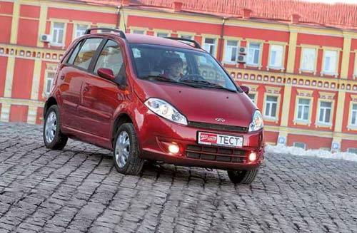 <b>Çinli Kimo 16.990 liradan başlıyor</b>
Mermerler Grubu tarafından Türkiye'ye getirilen Çinli Chery'nin 2011 model 1300 cc'lik Kimo modeli 16 bin 990 TL'den satılıyor. 1.3 lt 87 hp'lik dinamik motoru olan Kimo'da ABS, EBD, hava yastıkları gibi güvenlik donanımları standart olarak yer alıyor.