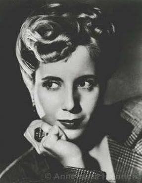 Eva Peron:
Eva Peron,iyilik meleği olarak adlandırılan bir diktatör eşi ve bu özelliği eşinin hükümetinde iyi bir propaganda aracı oldu. Arjantinin başına geçen Juan Peron ile evlendikten sonra, yönetim ile işçi sınıfı arasında köprü kuran bir figüre dönüştü.Sadece eşinin rejimini yumuşatan bir figür olmakla kalmayıp, Çalışma ve Sosyal Yardım Bakanlığının başında da bulundu.