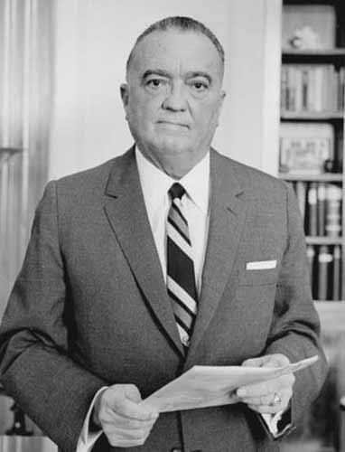 1924  1972 yılları arasında tam 48 yıl FBIın başında kalmayı nasıl başardı? Birçok tarihçiye göre herkes hakkında elindeki dosyalar sayesinde başardı.