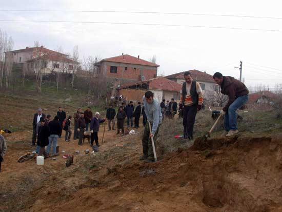 Kırıkkale'de arkeologlar tarafından yapılan kazılarda Roma dönemine ait yaklaşık 2000 yıllık bir tümülüs bulununuca belde halkı mezarın başına toplandı.
