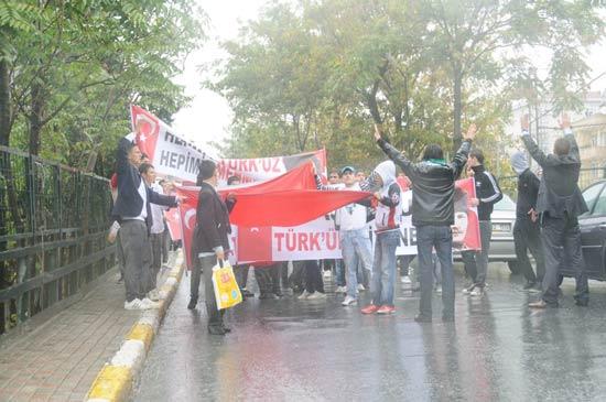 PKK'lıların teslim olması ve demokratik açılımı protesto eden daha çok liseli öğrencilerin olduşturduğu bir grup, Küçükçekmece Sefaköy'de E-5 Karayolu'nu yolunu trafiğe kapatıp sloganlar attı.
