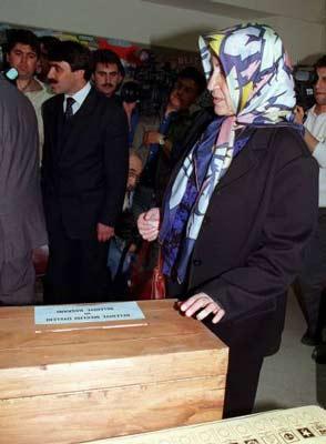 Mebrure Kutan 18 Mart 1999 seçimlerinde oyunu kullanırken... (Anadolu Ajansı / Ömer Tekdal)