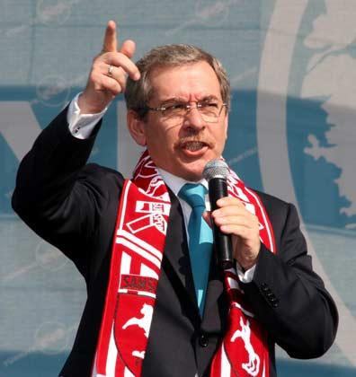 AK Parti'nden ayrıldıktan sonra T&uuml;rkiye Partisi'ni (TP) kuran Abd&uuml;llatif Şener partisinin ilk mitingini Samsun'da "B&uuml;y&uuml;k Samsun Mitingi' adıyla ger&ccedil;ekleştirdi. Yabancıları toprak satışını yasaklayacaklarını s&ouml;yleyen Şener'e g&ouml;re tek alternatif TP...