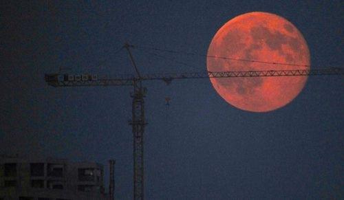 Korkacak bir şey yokmuş

Günler öncesinden Süper Ay sonrası ayın yer kürenin iklim düzeninde bozulmalara neden olabileceği iddia edilmişti. Hatta 11 Mart Japonyada meydana gelen deprem ve tsunami Süper Ayla ilişkilendirilmiş ancak bilim insanları bu iddiayı reddetmişti. Önceki gün açıklama yapan ABD Donanma Gözlemevinden Geoff Chester de, Endişelenecek hiçbir şey yok dedi.