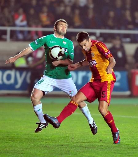 Galatasaray ilk yarısını 2 farklı önde kapattığı maçın ikinci yarısında oldukça zorlandı. Maç fazlasıyla 3. sıraya yükseldi.