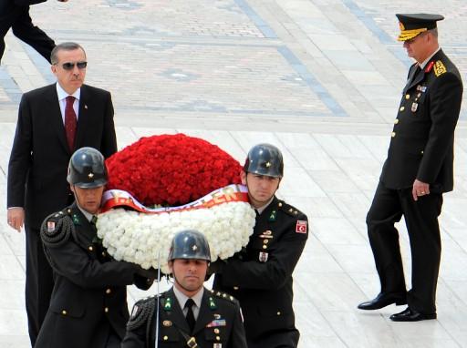 Yüksek Askeri Şura toplantısı Başbakan Erdoğan'ın başkanlığında Genelkurmay Başkanlığı Karargahı'nda başladı. Toplantıda albay ve generallerin terfileri görüşülüyor
