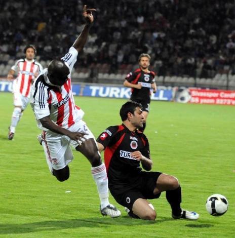 Sivasspor, evinde öldü öldü dirildi. İlk yarıyı yenik kapayan ev sahibi maç sonunda 3 puanı hanesine yazdırmayı bildi. Gençlerbirliği ise yenilmesine rağmen büyük sevinç yaşadı.