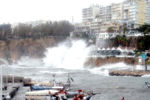 Antalya'da sağanak yağış ve fırtına etkili oluyor. Meteoroloji'ye göre yarın Antalya'nın doğusuna metrekareye 170-200 kilogram arası yağış bekleniyor. Etkili yağış ve fırtınanın yaşandığı il genelinde objektifler bu fotoğrafları kaydetti.
