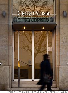 CREDIT SUISSE

İsviçre’nin en büyük bankalarından Credit Suisse, Avrupa’nın borç krizi nedeniyle, bilançosuna büyük çapta zarar yazan bankalar arasında yer aldı. Banka şimdi, küresel çapta iş gücünün yüzde 4’ünü, yani yaklaşık 2 bin kişiyi işten çıkarmayı planladığı açıkladı. Banka bu şekilde, 1.3 milyar dolar tasarruf etmeyi planlıyor.