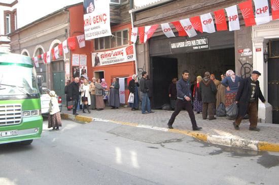 Sosyal yardımlardan ötürü AK Partiyi yerden yere vuran CHP, Sarıyer'deki seçim irtibat bürosundan vatandaşlara erzak dağıtırken objektiflere yakalandı.