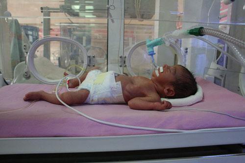 Zonguldak'ta ikiz bebek bekleyen çift, doğum sırasında sürpriz yaşadı. Doktorları, üçüncü bebeği fark edince hem aile hem de doktorlar "Dört-dört" diye ritim tuttu.