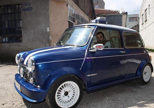 zmir'de hurdacıda gördüğü otomobili çocukluk oyuncağına benzeterek alan 30 yaşındaki Akan Kumova, 4 yıllık gayretler neticesinde oyuncak arabasının aynısını yaptı. Hurda araç için parçalar ise İngiltere'den getirtildi. Arabasının şu an Türkiye'deki tek 1961 model Mini Cooper marka otomobil olduğunu ifade eden Kumova, "Hurda halde aldığımız bu otomobili oyuncak arabamı örnek alarak bir klasik haline getirdik. Arabayı aldığımızda üzerinde tek bir cıvata bile yoktu, ancak 4 yıllık bir çalışma sonucunda ortaya çok güzel bir otomobil çıktı.