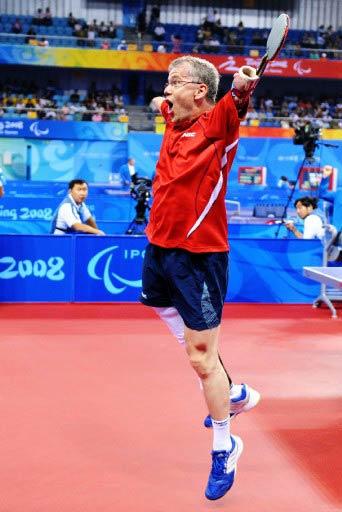 ALMAN TENISCI RAINER SCHMIDT, PARALIMPIK OLIMPIYATLAR ERKEKLER BIREYSEL MASA TENISI KARSILASMASINDA, POLONYALI RAKIBI MIROSLAW KOWALSKI ILE MUCADELE ETTI. MACI 3-0 KAZANAN SCHMIDT CEYREK FINALE YUKSELDI.