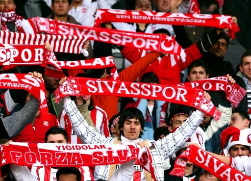 Lider Sivaspor Teknik direktörleri Bülent Uygun'un cezalı olduğu için başlarında olmadığı maçta zorlu Ankaragücü deplasmanından 3 puanı 2 golle çıkartamayı başardı ve ard arda 10. hafta liderlik koltuğundan inmemiş oldu.