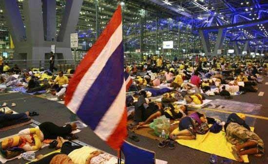 Tayland'ın başkenti Bangkok'ta havaalanını göstericiler işgal etti