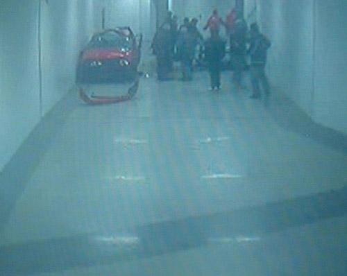 Adana'da, iki polis memurunun hayatını kaybettiği metro istasyonundaki trafik kazasının güvenlik kamerası tarafından saniye saniye görüntülendiği ortaya çıktı.