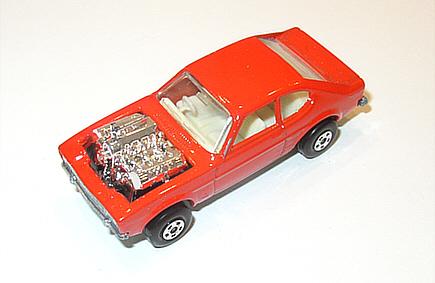 Matchbox Car ---
1953’te ıngiliz oyuncak şirketi Lesney Products ilk olarak Kraliçe II Elizabeth’in taç giydirme arabasının minyatürünü tasarlamıştı. Sonra, kızına okula bir kibrit kutusunun içinde olduğu sürece oyuncaklarını okula getirebileceği söylenen şirketin müdürü Jack Odell’in kızı için arabanın bir küçük versiyonunu daha tasarladı. Ve gerisi geldi. şimdi hepsi koleksiyonluk.