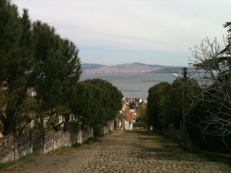 Arnavut kaldırımlı geniş yokuşlarda çıkması da inmesi de oldukça keyifli.