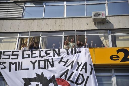 İzmir'de bir grup eylemci, NTV bürosuna girerek, pencereden pankart astı.